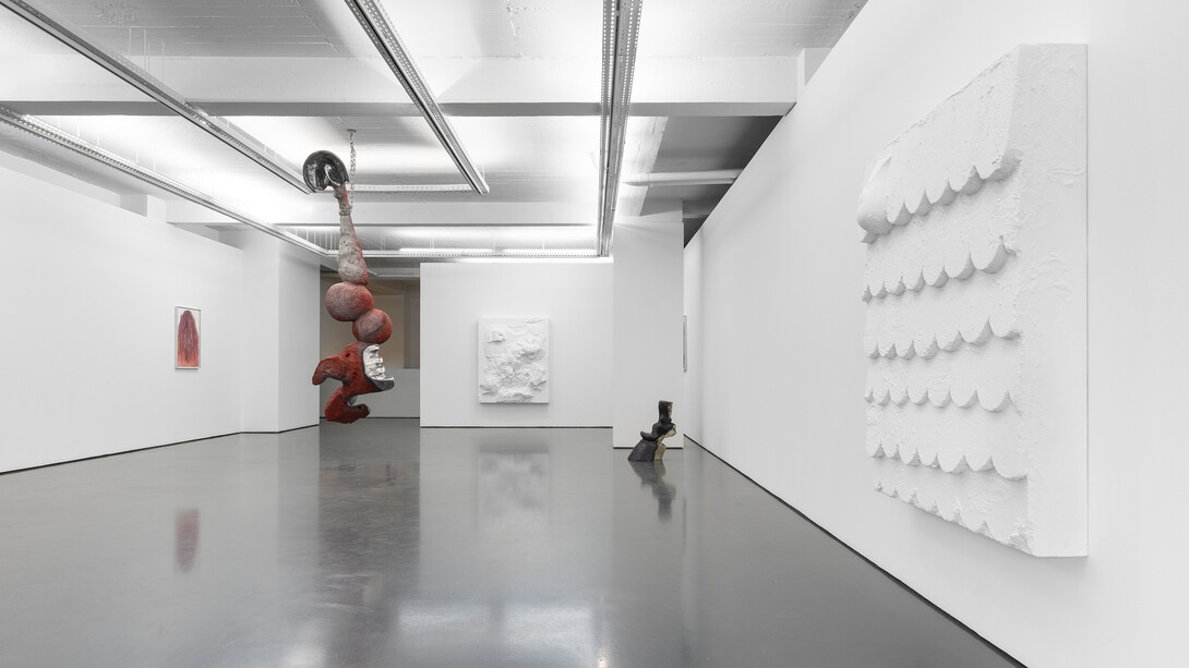 Lena Henke, Inverted roofs, vista da exposição. Cortesia de Pedro Cera