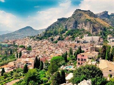 Camminando lungo i percorsi naturali si possono osservare uliveti, vigneti e antichi borghi. Taormina, Italia