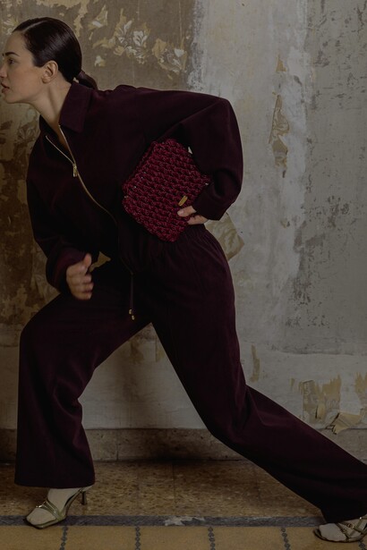 In foto la modella indossa una Anna '20 burgundy