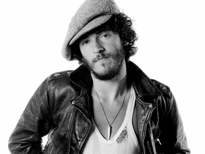 Bruce Springsteen en la sesión fotográfica para el álbum «Born to run»