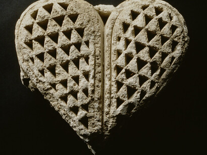Fragment of a carved stucco facing panel from a palace in Samarra (Iraq), ephemeral Abbasid capital from 836 to 892. Courtesy of Museum of the Institut du monde arabe