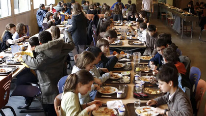 Bandejas antes de terminar de comer y abandonar la cantina
