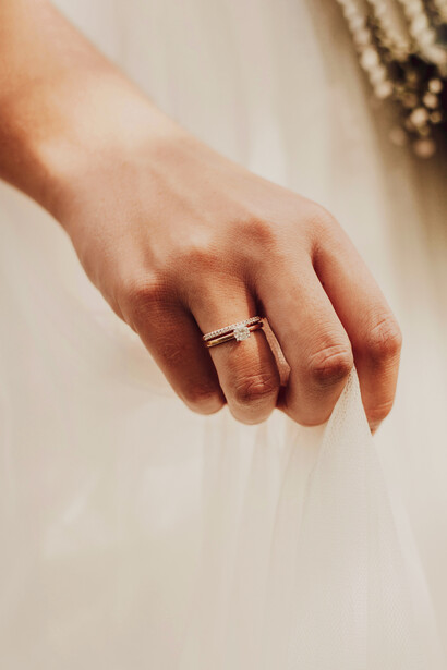 La Señora combate las apariciones incorpóreas con las armas que su progenie le alcanza desde el más allá y el más acá: se hace la sueca, intenta ser la mejor, la más paciente y lo atiende, ¡no debo descuidarlo!