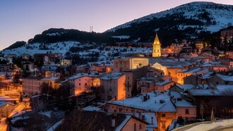 Roccaraso, Abruzzo, Italia. L'Abruzzo è noto per la sua bellezza naturale, e Roccaraso e Campo Felice non fanno eccezione. Le viste panoramiche delle montagne circostanti, coperte da un manto di neve durante l'inverno, sono semplicemente mozzafiato