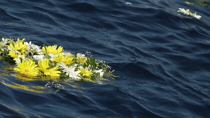 La corona di fiori gettata nel mare di Lampedusa in ricordo dei migranti morti da Papa Francesco