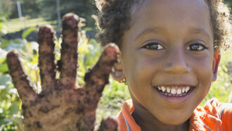 Los beneficios en la relación de los niños con la suciedad
