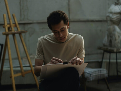 A catarse ocorre quando o artista traduz seus conflitos internos em formas visuais, sonoras ou literárias