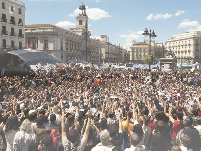 El 15 de mayo de 2011, en más de cincuenta ciudades, la sociedad civil española protestó contra los políticos