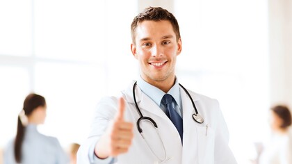 Un médico sonriente