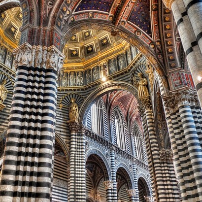 Cattedrale di Siena, vista dalla navata dal pulpito di Nicola Pisano, Siena, Italia