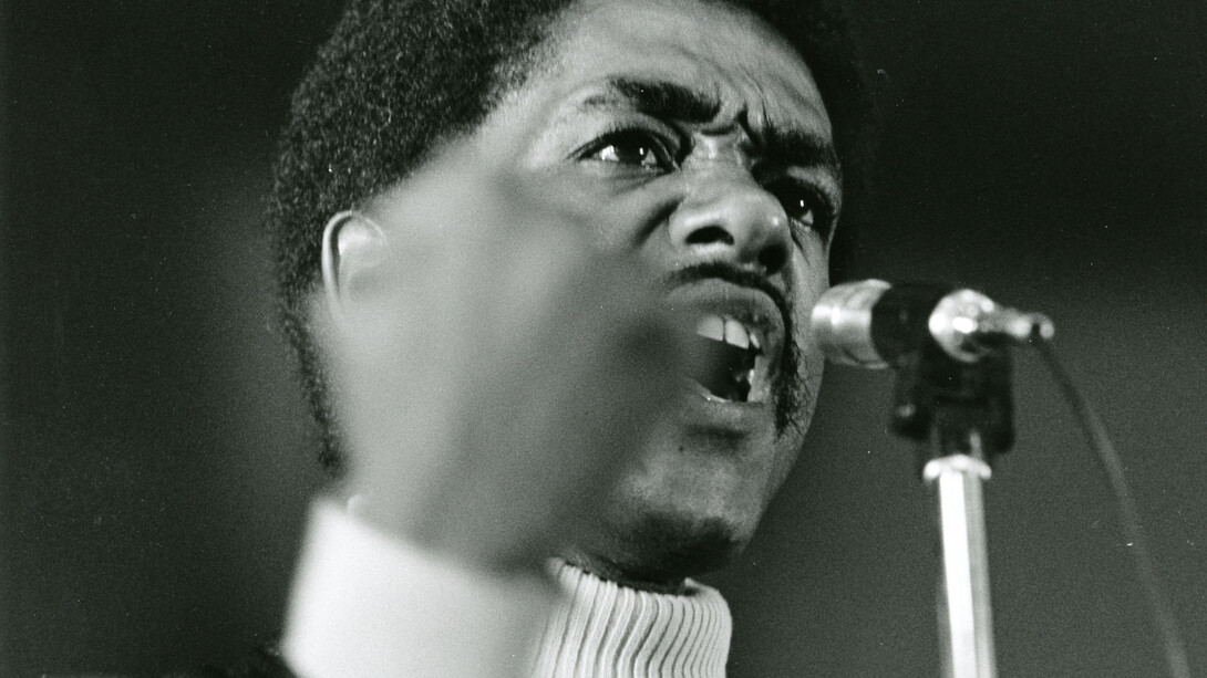 Ruth-Marion Baruch y Pirkle Jones. Bobby Seale hablando con el puño en alto, 1968. Pirkle Jones Foundation.