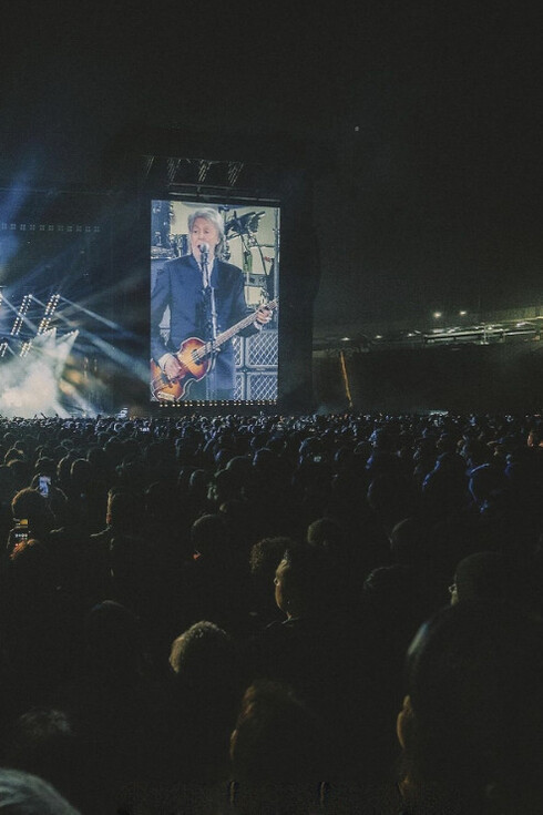 La noche montevideana vibró entre fuegos artificiales, homenajes emotivos y una audiencia de todas las edades que celebró cada momento