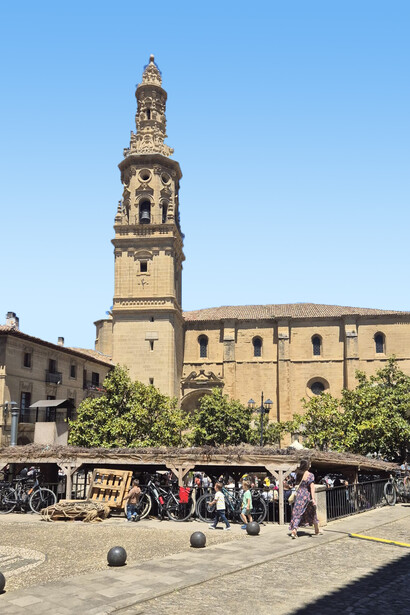 En cada viaje, Parra comparte su entusiasmo por descubrir paisajes, tradiciones y comunidades que enriquecen el alma