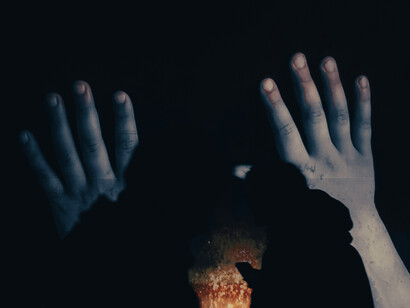 Los espacios en ruina, las casas antiguas venidas a menos y la constante presencia de lo inexplicable constituyen marcas inconfundibles del estilo gótico