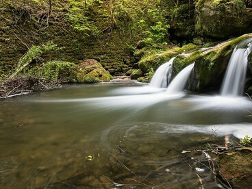  la cascade du Schiessentümpel, située sur la rivière Ernz Noire dans la région du Mullerthal, au Luxembourg
