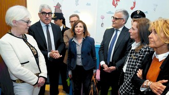 L'inaugurazione della “stanza per sé”. Da sinistra: la Presidente di Soroptimist Europa Hafdís Karlsdóttir, il Questore Bruno Megale, la Procuratrice aggiunta Letizia Mannella, il Prefetto Claudio Sgaraglia, la Presidente di Soroptimist International d'Italia  Adriana Macchi