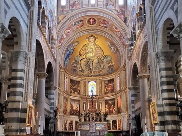 La Cattedrale di Santa Maria Assunta, nota come Duomo di Pisa, è la principale chiesa della città e uno dei capolavori dell’architettura romanica pisana. Pisa, Italia
