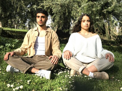Casal meditando juntos