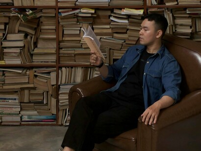 Quem não lê, não sabe: quiçá supõe. E 'dale' reza e bruxaria, com oração medieval. Sim, porque antiquada e deslocada de seu tempo, não saberá se para esquerda, direita ou pelo meio, equilibrado andará. Igual ao bêbado, cambaleará apenas, ora pra direita, ora pra esquerda, achando apenas e ainda mediocremente que, pelo centro equilibrado andou. Não se enxerga, não tem espelho cerebral que, doente mental sem saber fica, a cada dia mais, com menos