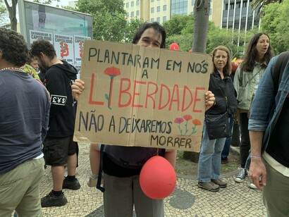 25 de abril de 2024 em Lisboa. No relvado da praça, crianças brincavam e se divertiam. O verde tapete era álibi da alegria e inocência que presenciava magia a render a todos