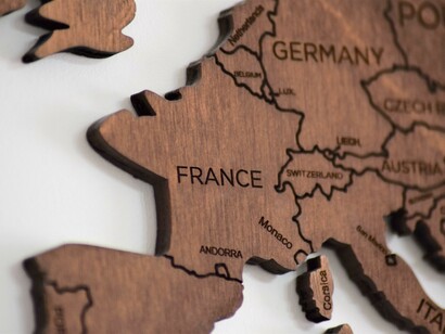 Mapa da Europa mostra os países França e Alemanha