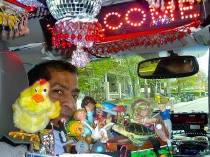 El taxi de Mr. Batada está profusamente decorado