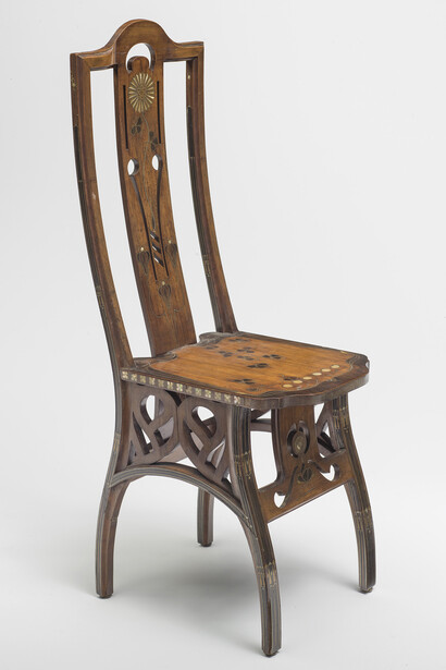 Eugenio Quarti (1867-1929), Chaise, vers 1898, Noyer à décor floral stylisé, bois marqueté, incrustations de laiton et nacre, dossier ajouré et incurvé, pieds arqués, large ceinture sous assise ajourée et découpée à jour, H. 0,927 x L. 0,29 x P. 0.35, Paris, Musée d'Orsay © Musée d'Orsay, Dist. RMN-Grand Palais / Patrice Schmidt