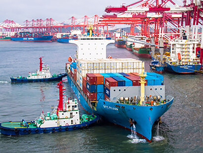 Barco carguero en el puerto de Qingdao