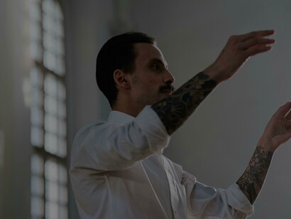 Jovem maestro regendo