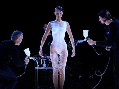 Bella Hadid sorprendió con el primer vestido spray en el desfile de Coperni en el Fashion Week de Paris en 2022