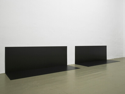 Tobias Hoffknecht, Rehearsal room, 2013, pvc, 50 x 430 x 50 cm