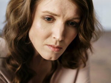 Depois da pandemia, Laura Pacheco percebeu que algo havia se rompido silenciosamente. “Não importa o que eu faça, não consigo emagrecer. A cada dia sinto menos vitalidade, como se algo estivesse se dissolvendo”, conta. Mesmo se comparando a amigas mais velhas, nota limites cada vez mais evidentes. “Eu teria tentado caminhos diferentes. O que me falta hoje não é vontade, é um médico que caminhe comigo”