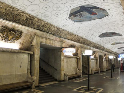 Tomskis Reliefs in der Moskauer Metro Station Novokuznetskaya (ca. 1938-1939)