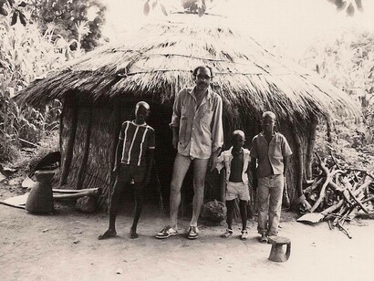 Dogana di Missira, con il corpo completamente tumefatto a causa dell’acqua infetta della palude, Guinea Conakry, Africa