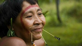 Una donna Yanomami fotografata da Fiona Watson