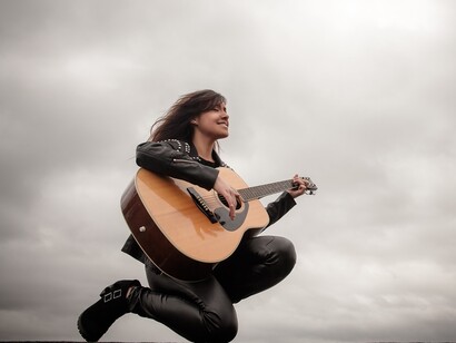 Mujer tocando la guitarra