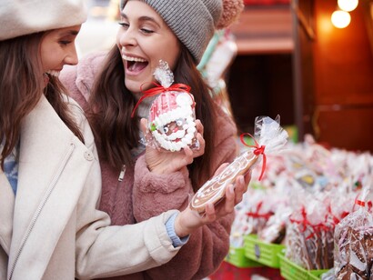 Con il tempo, i mercatini si sono evoluti in eventi festivi, ricchi di decorazioni natalizie, luci e prelibatezze