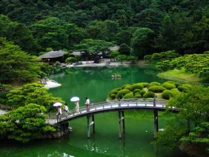 Un giardino giapponese con laghetto