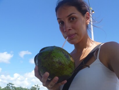 Karen Brewer tomando una refrescante agua de coco
