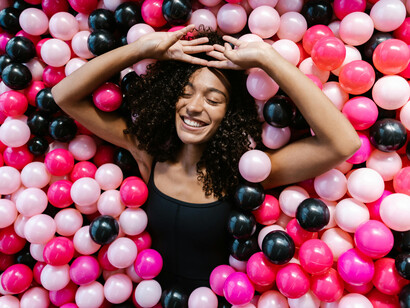 Plongée dans une mer de textures et de couleurs, le corps redevient joueur et l’instant, pleinement vivant