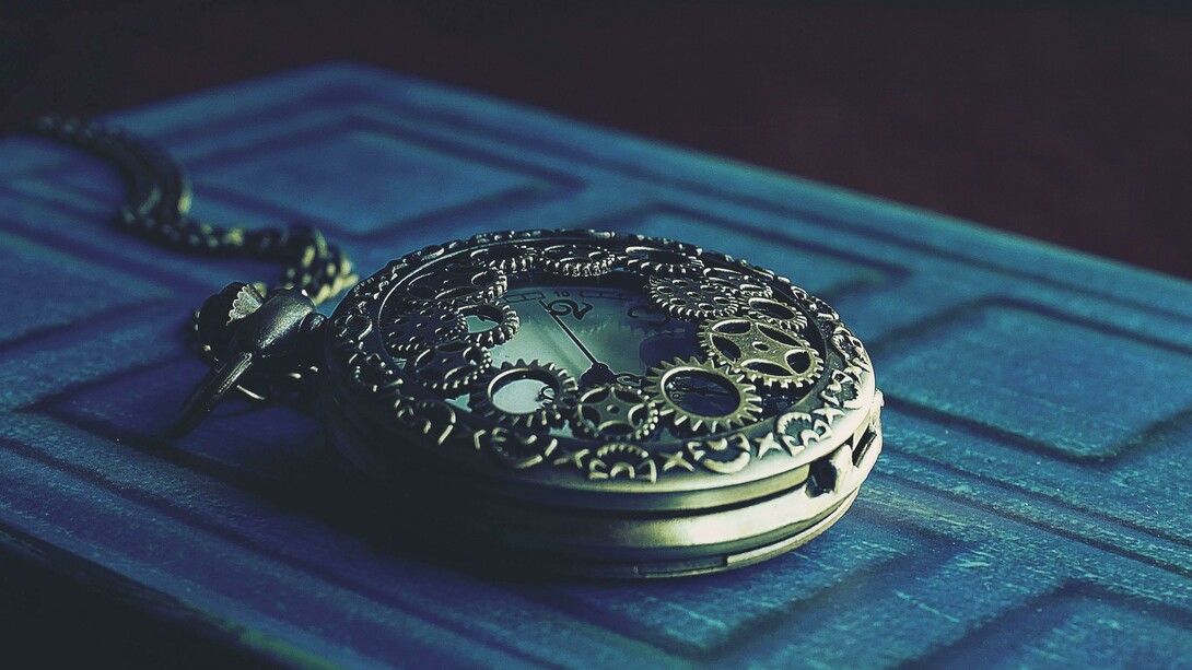 Relógio de bolso antigo. As pessoas chegavam ao consultório sem marcar hora. Não era necessário. O tempo delas era sua única urgência