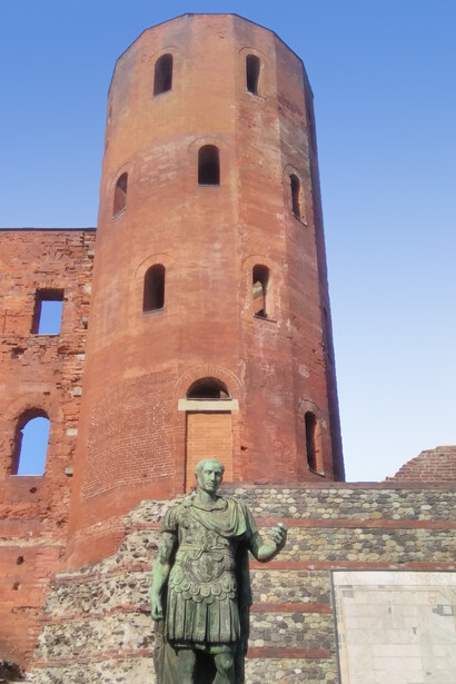 Copia del bronzo raffigurante Giulio Cesare, Porta Palatina, Torino, Italia
