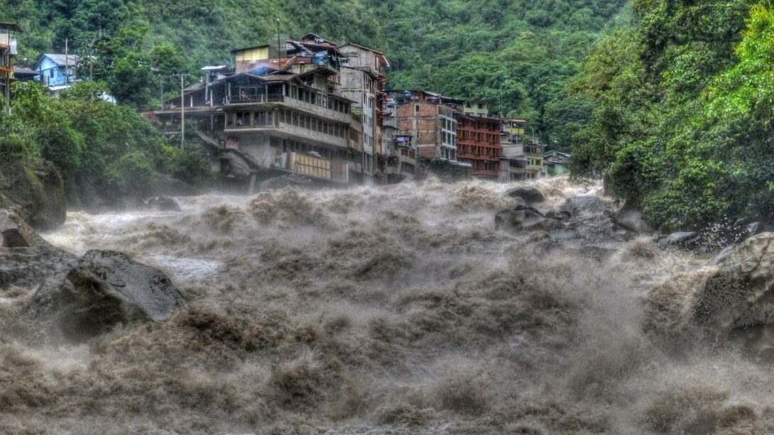 El río Urubamba agitado en Aguas Calientes, Cusco, Perú