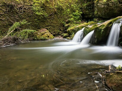 la cascade du Schiessentümpel, située sur la rivière Ernz Noire dans la région du Mullerthal, au Luxembourg