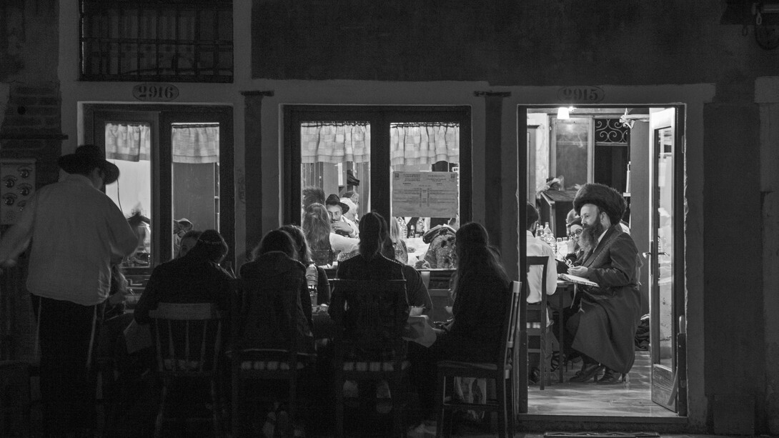 Ferdinando Scianna - Cena di Shabbat nella sede del gruppo