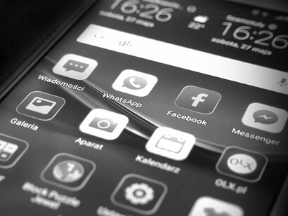 Aplicaciones en un teléfono móvil. Los lentes Apple permiten usar varias funciones en el mismo espacio visual