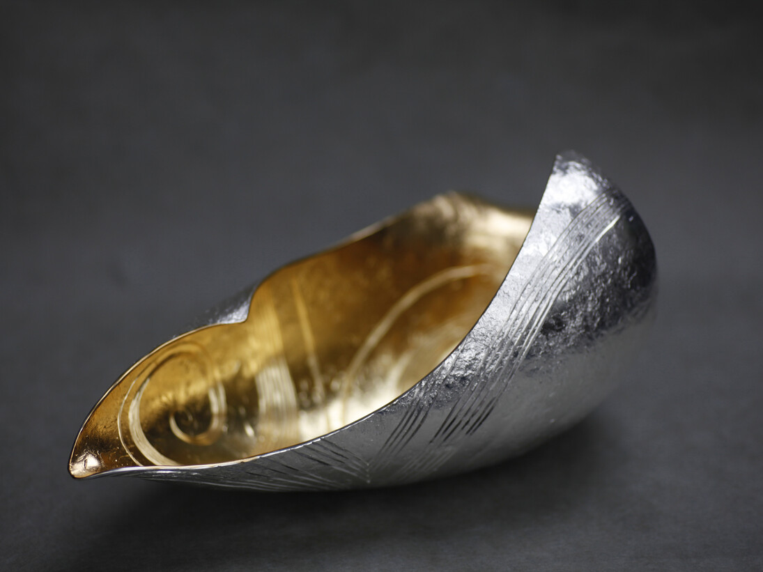 Malcolm Appleby’s versatility as a silversmith and metal engraver is matched by
imaginative use of line and form. Much of the inspiration for his engraving is
drawn from the landscape of the Scottish Highlands.
Silver From Scotland, 1997