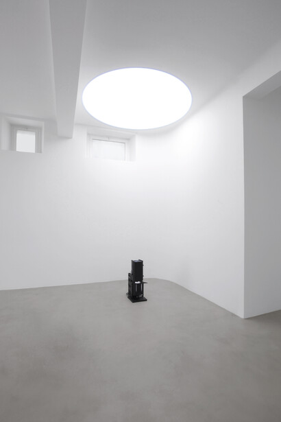 Michel Verjux, Au plafond, calage en angle (source au sol), 2016 Proiettore. Courtesy A arte Invernizzi, Milano. Foto Bruno Bani.
