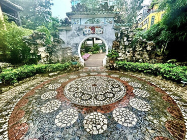 Cobblestone pavement of the Lou Lim Ioc Garden entrance in repeated geometric designs © Alma Reyes