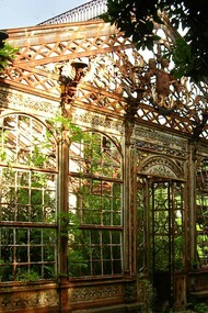 La serra risalente al 1871 di villa Maurogordato in stato di abbandono